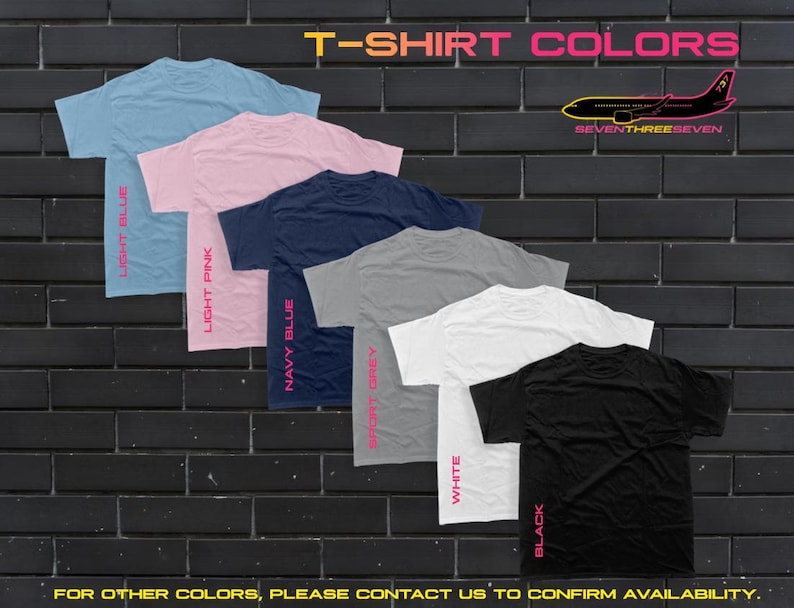 Puede incluir: Una exhibici&oacute;n de seis camisetas en varios colores: azul claro, rosa claro, azul marino, gris deportivo, blanco y negro. Cada camiseta tiene el nombre del color impreso verticalmente en rosa. El texto "T-SHIRT COLORS" est&aacute; en la parte superior, con un avi&oacute;n y "SEVENTHREESEVEN".