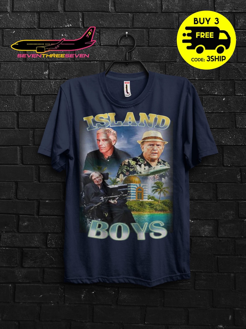 Puede incluir: Camiseta azul marino con un dise&ntilde;o gr&aacute;fico con el texto "ISLAND BOYS" e im&aacute;genes de tres hombres. El dise&ntilde;o incluye una escena de isla tropical con palmeras y un edificio. La camiseta tiene cuello redondo.