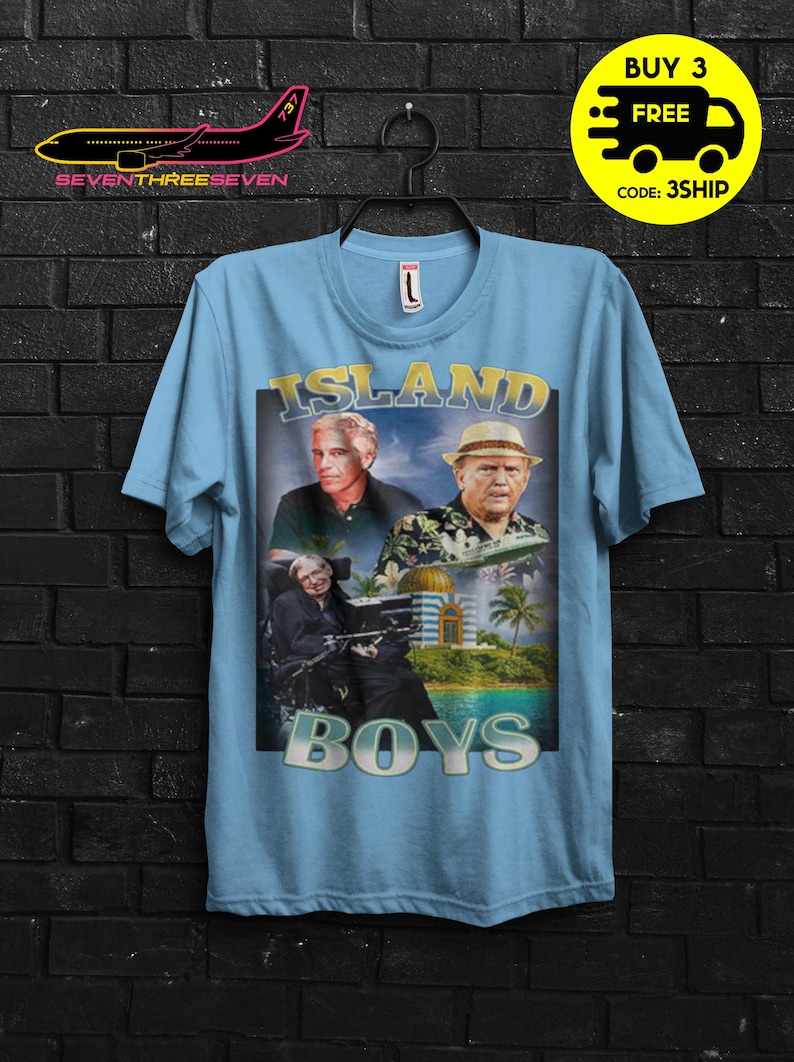 Puede incluir: Camiseta azul claro con un dise&ntilde;o gr&aacute;fico con el texto "ISLAND BOYS" e im&aacute;genes de tres hombres. La camiseta tambi&eacute;n tiene un logotipo de avi&oacute;n amarillo y negro y una promoci&oacute;n "COMPRA 3 GRATIS".