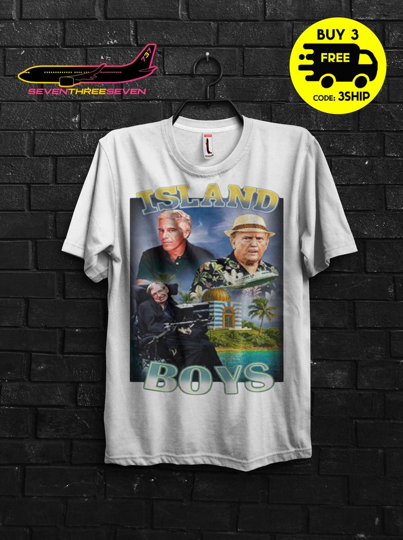 Puede incluir: Camiseta blanca con un dise&ntilde;o gr&aacute;fico que presenta el texto "ISLAND BOYS" e im&aacute;genes de tres hombres. El dise&ntilde;o incluye una escena tropical con palmeras y un edificio. La camiseta tiene cuello redondo.