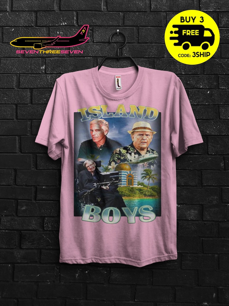Puede incluir: Camiseta rosa claro con un dise&ntilde;o gr&aacute;fico que presenta el texto "ISLAND BOYS" e im&aacute;genes de tres hombres. El dise&ntilde;o incluye una escena tropical con palmeras y un edificio. La camiseta tambi&eacute;n tiene el texto "SEVENTHREESEVEN" y un avi&oacute;n.