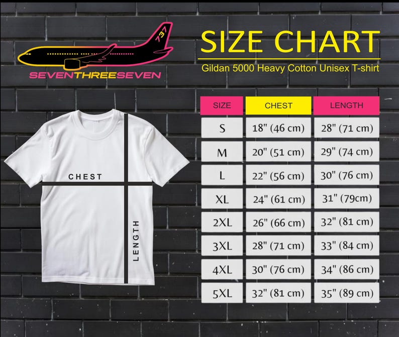 Puede incluir: Una camiseta unisex Gildan 5000 Heavy Cotton blanca con una tabla de tallas. La tabla enumera las medidas de pecho y largo en cm para las tallas S a 5XL. La camiseta tiene el texto "SEVENTHREESEVEN" y un gr&aacute;fico de avi&oacute;n.
