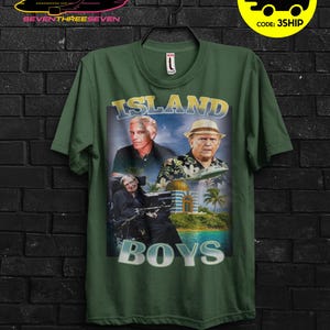 Puede incluir: Camiseta verde con el texto "ISLAND BOYS" e im&aacute;genes de tres hombres. La camiseta tambi&eacute;n tiene un logotipo de avi&oacute;n amarillo y negro y un c&iacute;rculo amarillo con un icono de cami&oacute;n y el texto "BUY 3 FREE".