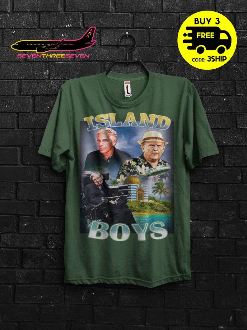 Puede incluir: Camiseta verde con el texto "ISLAND BOYS" e im&aacute;genes de tres hombres. La camiseta tambi&eacute;n tiene un logotipo de avi&oacute;n amarillo y negro y un c&iacute;rculo amarillo con un icono de cami&oacute;n y el texto "BUY 3 FREE".