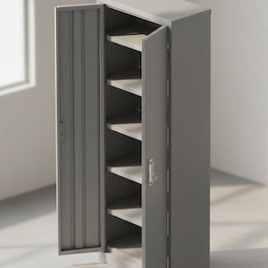 Op de afbeelding: Een grijze metalen opbergkast met twee deuren, waarvan één open om meerdere planken te onthullen. De kast is rechthoekig en staat rechtop. De deuren hebben een verticaal geribbeld ontwerp en een handvat. De kast staat in een kamer met een raam.