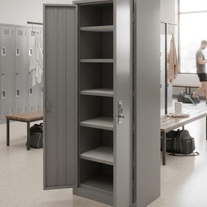 Op de afbeelding: Een grijze metalen locker met de deur open, met vier planken. De locker heeft een combinatieslot en bevindt zich in een sportschool. Andere lockers en banken zijn zichtbaar op de achtergrond.