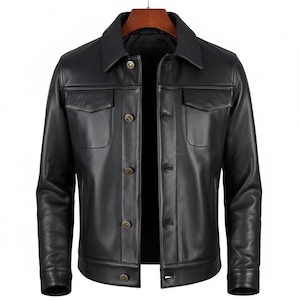 以下が含まれることがあります： 黒い革のジャケット。クラシックな襟、2つの胸ポケット、ボタン留めが特徴です。 ジャケットは質感のある表面で、木製のハンガーに掛けられています。