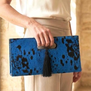 Echtes Rindsleder-Clutch | Blaue und schwarze Handtasche aus Fell | Abendtasche aus Leder mit Quaste | Handgefertigte Clutch | Geschenkidee für Sie
