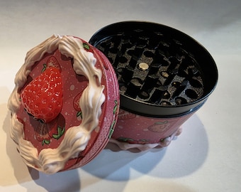 Strawberry Cake Design Herb Grinder – 63mm – 4 Piece Zinc Alloy Grinder