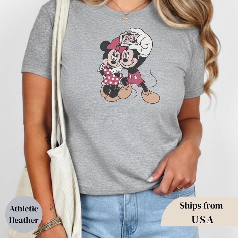Retro Mickey Mouse Selfie Pose Baby Tee, Disney Mickey Minnie Mouse Selfie Pose Baby Tee, Retro Disney Trip, Y2k 90s Style Mickey Mouse Tee immagine 6