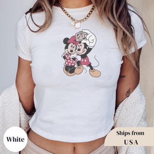 Retro Mickey Mouse Selfie Pose Baby Tee, Disney Mickey Minnie Mouse Selfie Pose Baby Tee, Retro Disney Trip, Y2k 90s Style Mickey Mouse Tee immagine 2