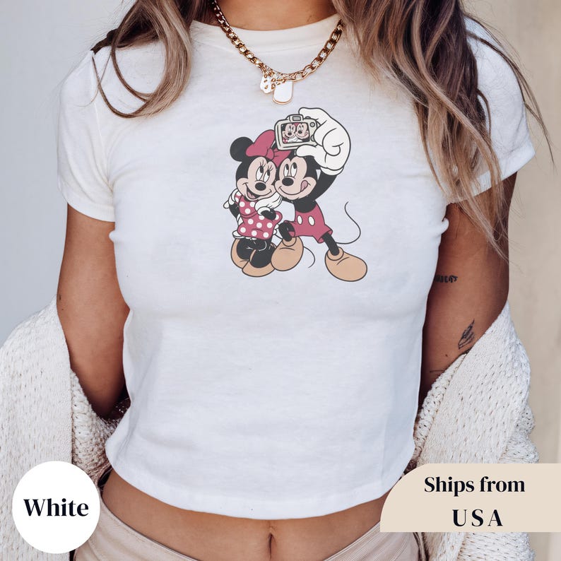 Retro Mickey Mouse Selfie Pose Baby Tee, Disney Mickey Minnie Mouse Selfie Pose Baby Tee, Retro Disney Trip, Y2k 90s Style Mickey Mouse Tee immagine 2