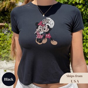 Retro Mickey Mouse Selfie Pose Baby Tee, Disney Mickey Minnie Mouse Selfie Pose Baby Tee, Retro Disney Trip, Y2k 90s Style Mickey Mouse Tee immagine 3