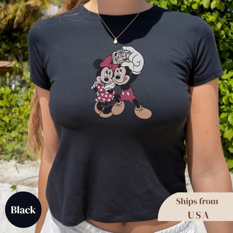 Retro Mickey Mouse Selfie Pose Baby Tee, Disney Mickey Minnie Mouse Selfie Pose Baby Tee, Retro Disney Trip, Y2k 90s Style Mickey Mouse Tee immagine 3
