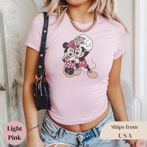 Retro Mickey Mouse Selfie Pose Baby Tee, Disney Mickey Minnie Mouse Selfie Pose Baby Tee, Retro Disney Trip, Y2k 90s Style Mickey Mouse Tee immagine 1