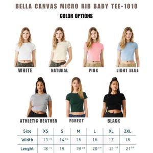 Może przedstawiać: Wyb&oacute;r crop top&oacute;w Bella Canvas Micro Rib Baby Tee-1010 w r&oacute;żnych kolorach, w tym białym, naturalnym, r&oacute;żowym i jasnoniebieskim. Obraz przedstawia r&oacute;wnież opcje athletic heather, leśnej zieleni i czerni. Podano szczeg&oacute;ły dotyczące rozmiar&oacute;w i wymiar&oacute;w.