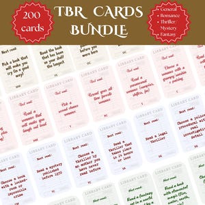 Puede incluir: Un conjunto de 200 tarjetas TBR (Para Leer), cada una con una indicación para guiar la selección de libros. Las categorías incluyen romance, thriller y fantasía. Las tarjetas son blancas con texto rojo y negro.