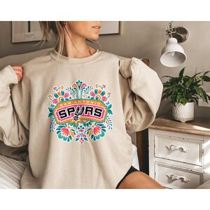 Camiseta floral de los San Antonio Spurs, sudadera vintage bohemia con estampado de los Spurs, sudadera con capucha de baloncesto imagen 3