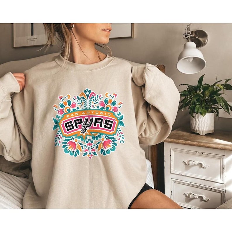 Camiseta floral de los San Antonio Spurs, sudadera vintage bohemia con estampado de los Spurs, sudadera con capucha de baloncesto imagen 3