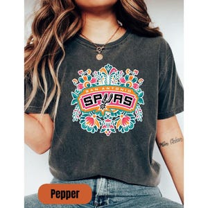 Camiseta floral de los San Antonio Spurs, sudadera vintage bohemia con estampado de los Spurs, sudadera con capucha de baloncesto imagen 1