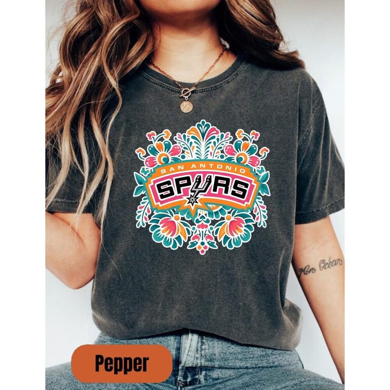 Camiseta floral de los San Antonio Spurs, sudadera vintage bohemia con estampado de los Spurs, sudadera con capucha de baloncesto imagen 1