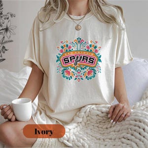 Camiseta floral de los San Antonio Spurs, sudadera vintage bohemia con estampado de los Spurs, sudadera con capucha de baloncesto imagen 2