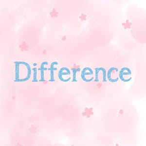 Può includere: La parola Difference in azzurro scritta con un carattere testurizzato e abbozzato, centrata su uno sfondo rosa pallido tenue. Lo sfondo presenta un effetto acquerello con piccole forme di fiori rosa a cinque petali sparse ovunque.