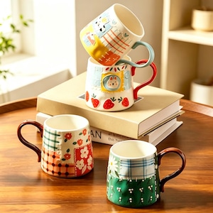 Taza de cerámica con relieve de patchwork, pintada a mano con motivos florales, ideal para regalar.