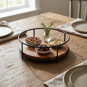 Puede incluir: Un juego de tres tazas de cerámica con un acabado mate moteado. Las tazas son de color crema, gris claro y gris oscuro. Cada taza tiene un diseño simple y minimalista y un asa redondeada.