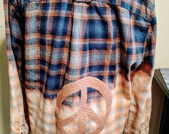 Flanelle décolorée recyclée avec applique du signe de la paix, grande taille