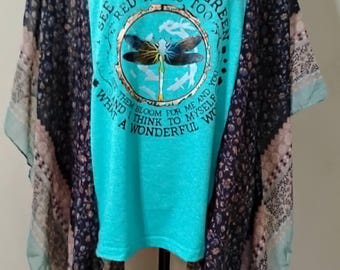 T-shirt poncho bleu sarcelle « Wonderful World » d'Upcycle - Taille unique Standard (S-L)