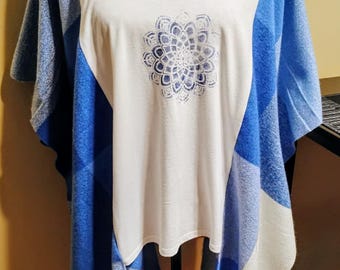 T-shirt poncho mandala recyclé au pochoir - Laine mélangée bleue, grande taille