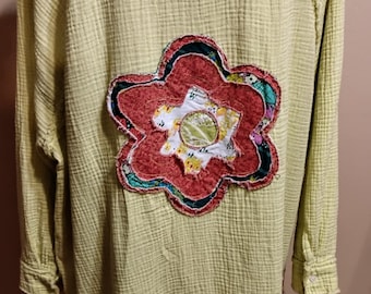 Veste fourreau vert vif recyclée avec volants, napperons et fleurs en appliqué - taille Moyenne