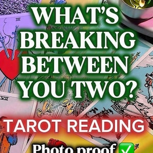 Può includere: Un insieme di carte dei tarocchi con il testo "WHAT'S BREAKING BETWEEN YOU TWO?" e "TAROT READING." È visibile una candela accesa. L'immagine include anche le parole "Photo proof," "Fast manifest," e "Same day!"
