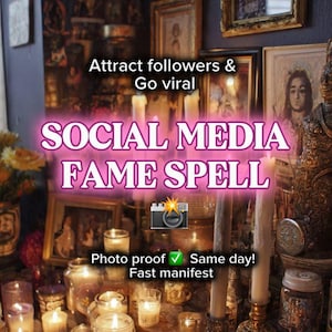 Op de afbeelding: Een afbeelding met brandende kaarsen in glazen potten en houders, met de tekst "SOCIAL MEDIA FAME SPELL." De tekst bevat ook "Attract followers & Go viral," "Photo proof ✓ Same day!" en "Fast manifest."