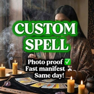 Op de afbeelding: Een mystieke scène met de tekst "CUSTOM SPELL" in groene neonletters. De afbeelding bevat brandende kaarsen, tarotkaarten, kristallen en een kleine ketel. De tekst "Photo proof ✓ Fast manifest Same day!" is ook zichtbaar.