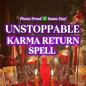 Puede incluir: Un altar con velas, cartas del tarot y una estatua roja. El texto "UNSTOPPABLE KARMA RETURN SPELL" se muestra de forma destacada. La escena está iluminada con velas y tiene un tema místico.