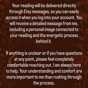 Puede incluir: Un gr&aacute;fico informativo de color marr&oacute;n oscuro con un borde floral y un icono de vela. El texto dice: HOW YOU WILL RECEIVE YOUR READING? Su lectura se entregar&aacute; directamente a trav&eacute;s de mensajes de Etsy. Recibir&aacute; un mensaje detallado.