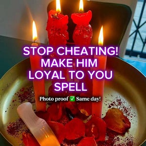 Könnte beinhalten: Nahaufnahme einer Messingschale mit roten Rosenblättern, einem Selenitstab und vier brennenden roten Kerzen. Der Text auf dem Bild lautet: "STOP CHEATING! MAKE HIM LOYAL TO YOU SPELL Photo proof ✓ Same day!"