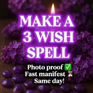 Op de afbeelding: Een brandende kaars met een heldere vlam is omringd door paarse bloemen en stenen. De tekst "MAKE A 3 WISH SPELL" staat in een gloeiende paarse letter. Extra tekst luidt "Photo proof" en "Fast manifest Same day!"