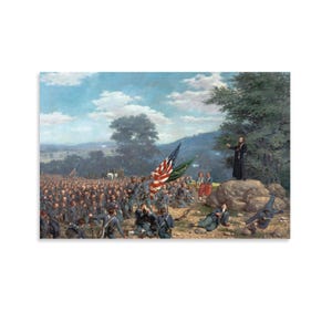 Puede incluir: Una impresión de una pintura histórica que representa una escena de la Guerra Civil. Soldados con uniformes azules están reunidos, con banderas americanas y otras. Una figura de negro está de pie sobre una roca, gesticulando hacia las tropas.