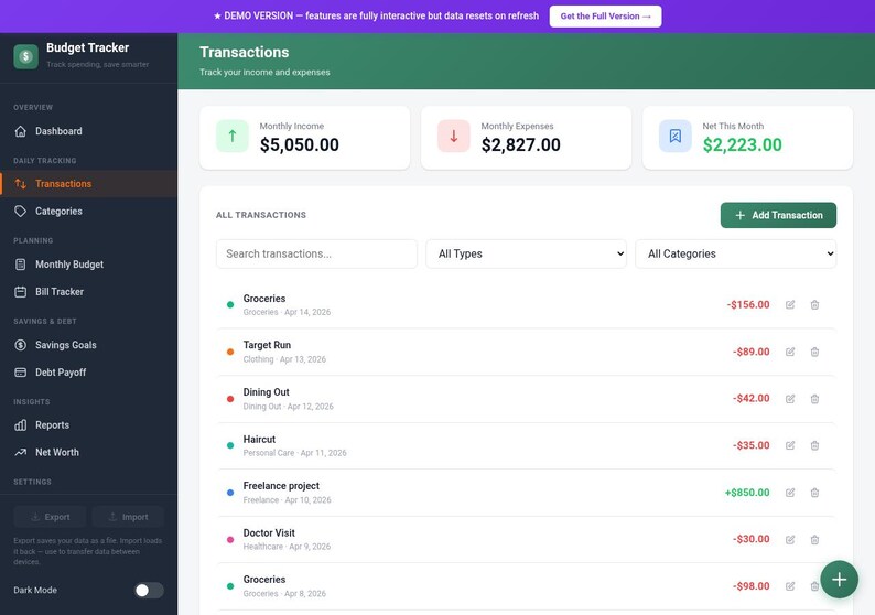 Op de afbeelding: Digitale budgettracker-interface met een donker thema. Het dashboard toont maandelijkse inkomsten, uitgaven en netto-inkomen. De interface bevat transactiedetails, categorie&euml;n en opties voor planning, sparen en schuldaflossing.