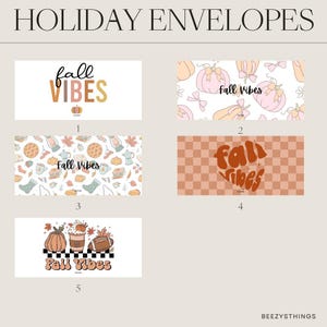 Può includere: Buste per le vacanze con disegni a tema autunnale. Le buste presentano il testo "Fall Vibes" in vari stili, accompagnato da zucche, foglie e altre grafiche a tema autunnale. Le buste sono in diversi colori, tra cui arancione, bianco e marrone.