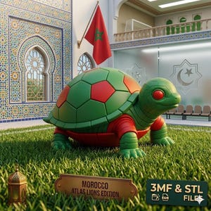Puede incluir: Una figura de tortuga verde y roja con el texto "Morocco Atlas Lions Edition" en una placa de madera. La tortuga está en un campo de hierba con una bandera marroquí al fondo. La figura tiene ojos rojos.