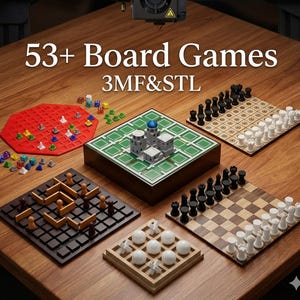 Può includere: Una collezione di giochi da tavolo, tra cui scacchi e altri giochi di strategia, esposti su una superficie di legno. L'immagine include il testo "53+ Board Games 3MF&STL". Sono visibili vari pezzi e tabelloni di gioco.