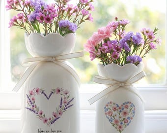 Vaso a forma di cuore personalizzato con ghirlanda di fiori, regalo per la festa della mamma, vaso in ceramica, nomi di famiglia personalizzati, ricordo floreale, regalo per gli amanti dei vasi.