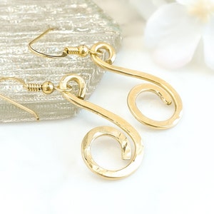 Hammered Gold Earrings, Spiral Earrings, Twisted Earrings, Swirl Earrings, Gold Filled Earrings, Minimalist Earrings, Gift for Her