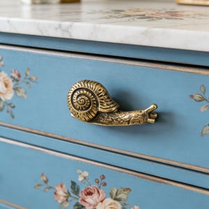 Maniglia per anta a forma di lumaca / Maniglia in ottone originale fatta a mano / Decorazione per la casa unica / Regalo per l'inaugurazione della casa
