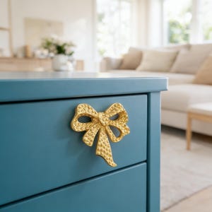 Tirador y gancho de puerta de latón con forma de lazo elegante – Decoración para el hogar chic hecha a mano, regalo de inauguración, estilo cálido y natural