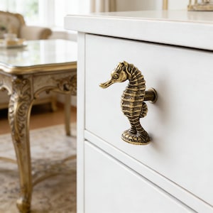 Maniglia e gancio per porta in ottone a forma di cavalluccio marino, decorazione per la casa artigianale ispirata all'oceano, stile caldo e naturale, regalo per l'inaugurazione della casa.